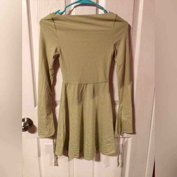 Green long sleeve mini dress from Oh Polly in size 0 - Picture 2 of 4